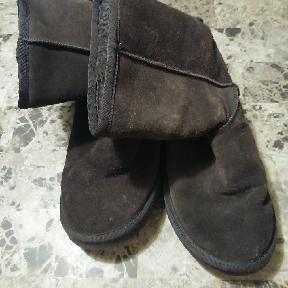 Brown short uggs